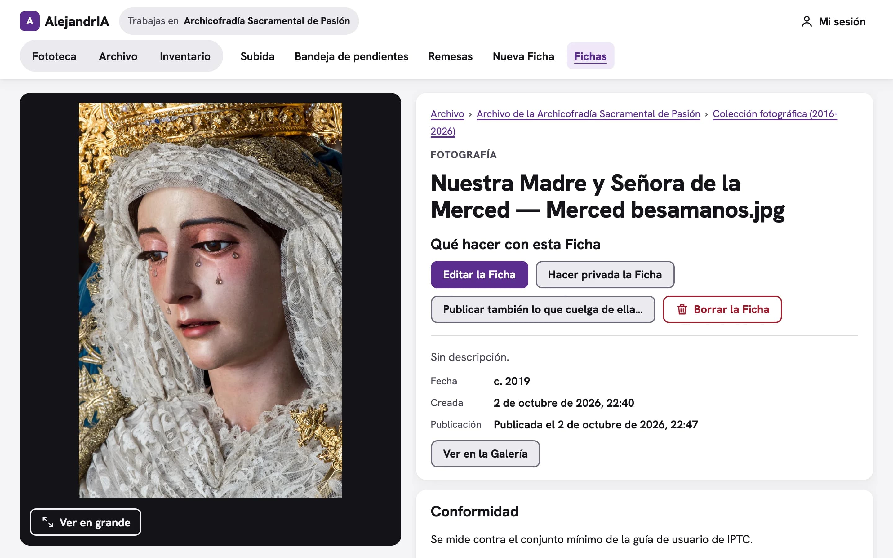 La Ficha de una fotografía de Nuestra Madre y Señora de la Merced en besamanos, con la imagen entera.